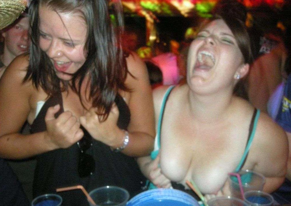 Richtig betrunkene Amateur-Mädchen mit blinkenden Titten
 #76396484