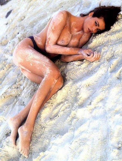 Manuela Arcuri in posa completamente nuda e sexy sulla spiaggia foto
 #75439276