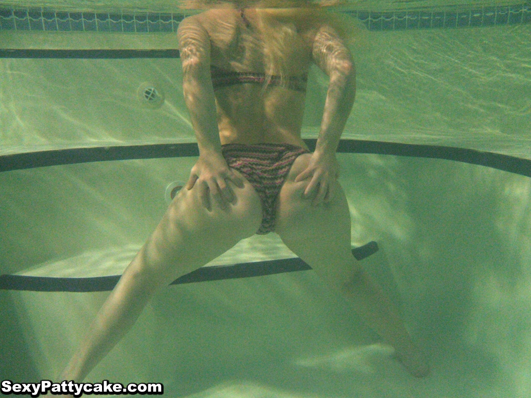 Patty, jeune blonde aux gros seins, nue sous l'eau
 #67424421