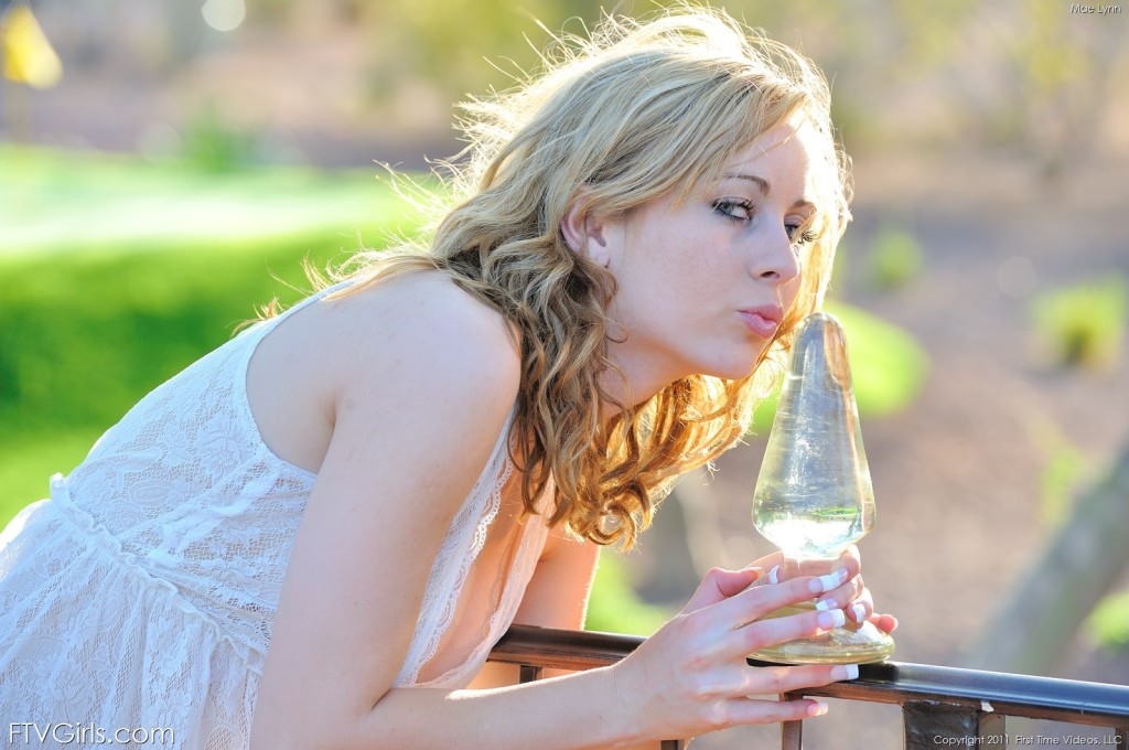 Rubia hermosa jugando con su coño mojado con un enorme consolador de cristal
 #78385394