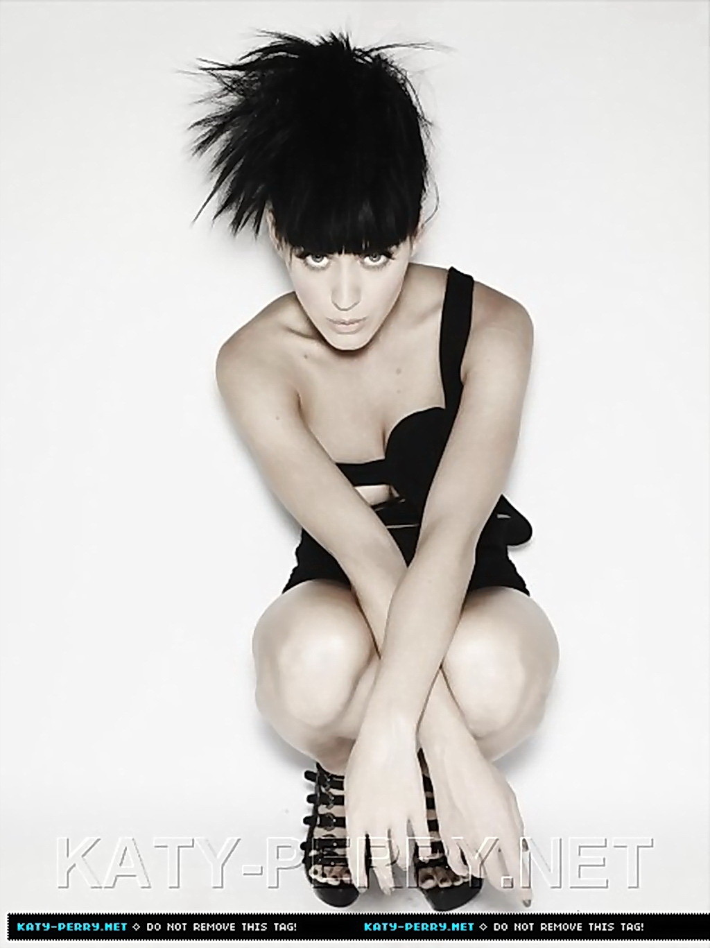 Katy Perry oben ohne versteckt ihre großen kostbaren Brüste für die August-Ausgabe des Esquire UK
 #75342906