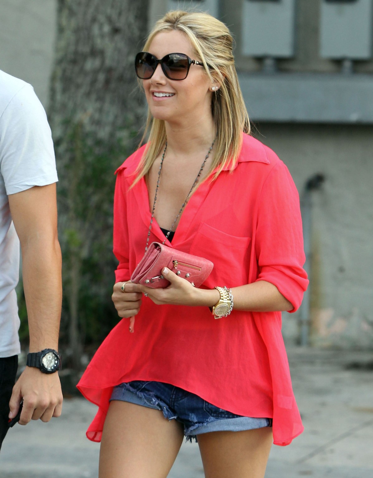 Ashley Tisdale porte un short en jean et des bottes à l'aéroport de Lax.
 #75284866