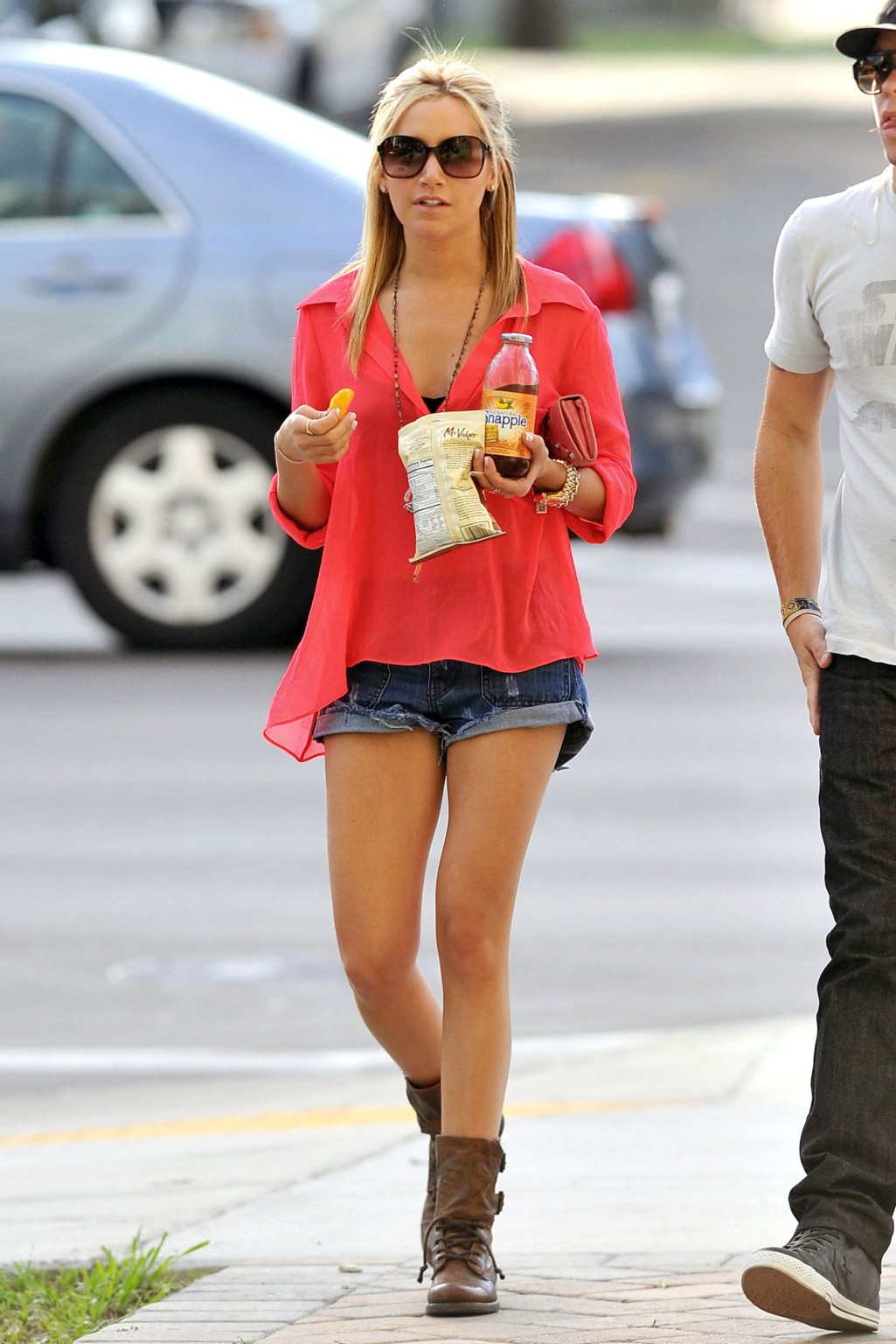 Ashley Tisdale porte un short en jean et des bottes à l'aéroport de Lax.
 #75284898