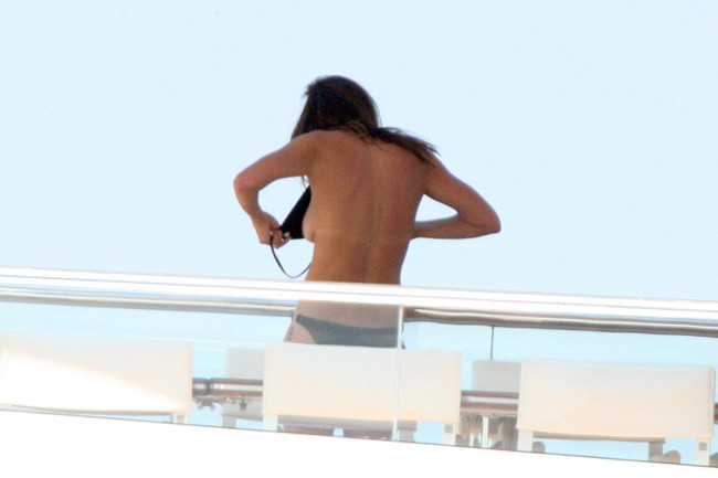 Cindy Crawford prenant un bain de soleil seins nus sur un yacht
 #75397371