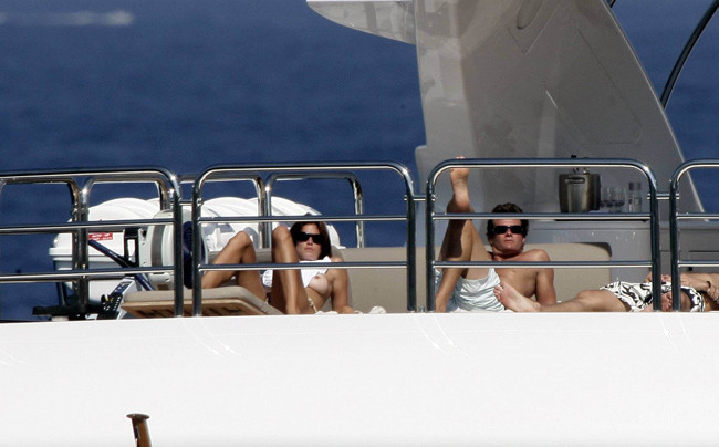 Cindy Crawford prenant un bain de soleil seins nus sur un yacht
 #75397375