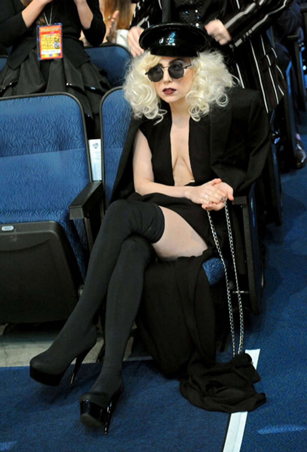 Lady Gaga in einem seltsamen Outfit auf einem Konzert und Upskirt-Bilder
 #75373034