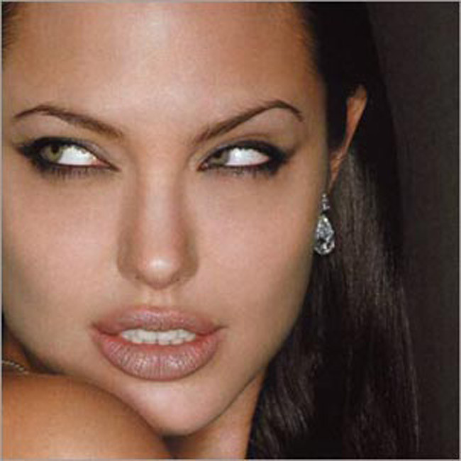 Célébrité angelina jolie seins nus et belle chatte
 #75420205