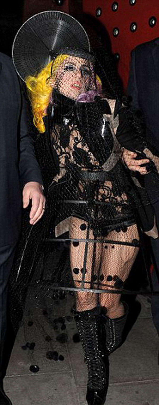 Lady Gaga in zerrissenen Netzstrümpfen auf der Bühne und mit langen Haaren
 #75357197