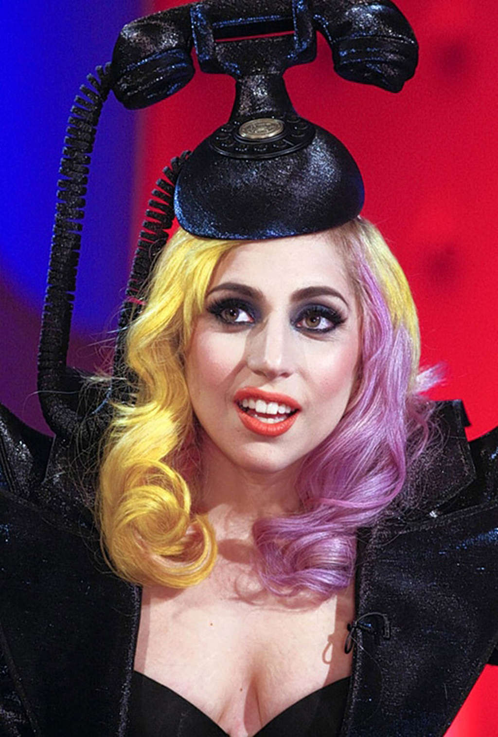 Lady Gaga in zerrissenen Netzstrümpfen auf der Bühne und mit langen Haaren
 #75357220