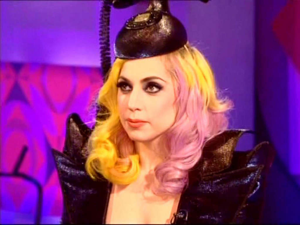 Lady Gaga in calze a rete strappate sul palco e con i capelli lunghi
 #75357234