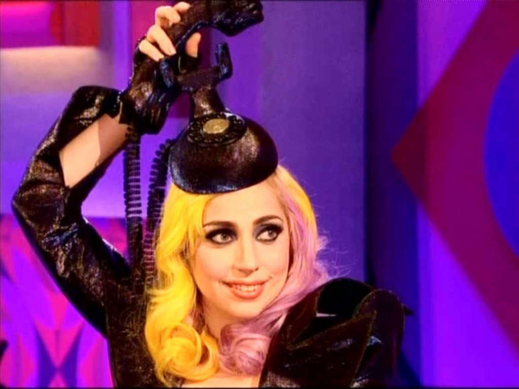 Lady Gaga in calze a rete strappate sul palco e con i capelli lunghi
 #75357263