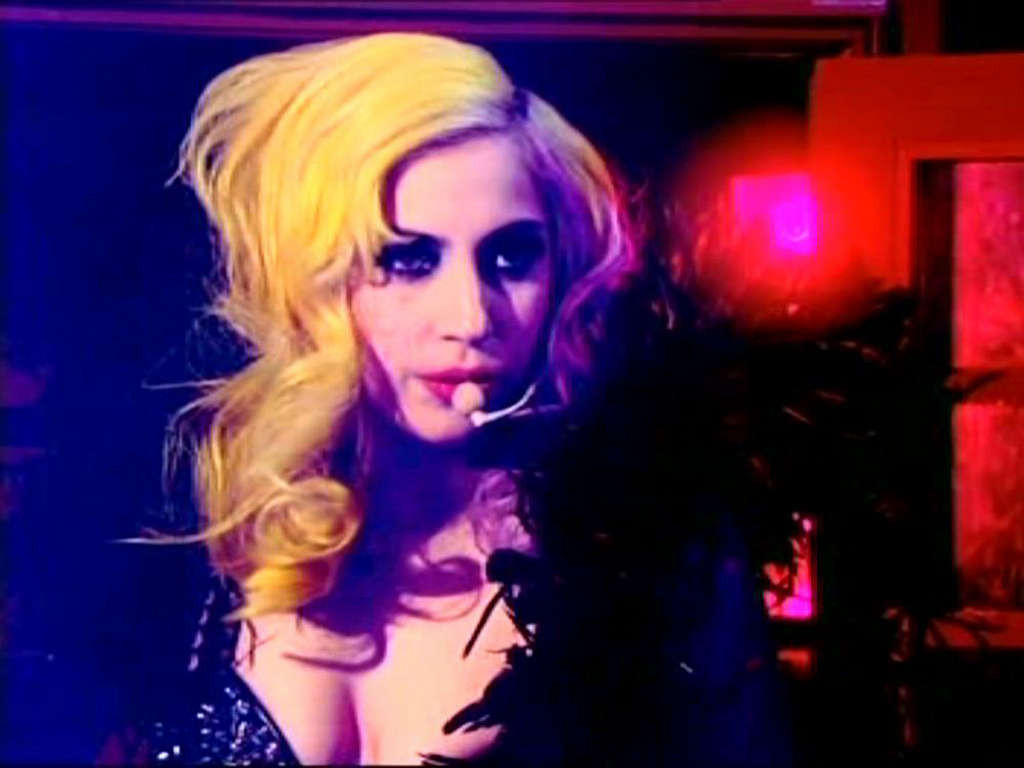 Lady Gaga in calze a rete strappate sul palco e con i capelli lunghi
 #75357284
