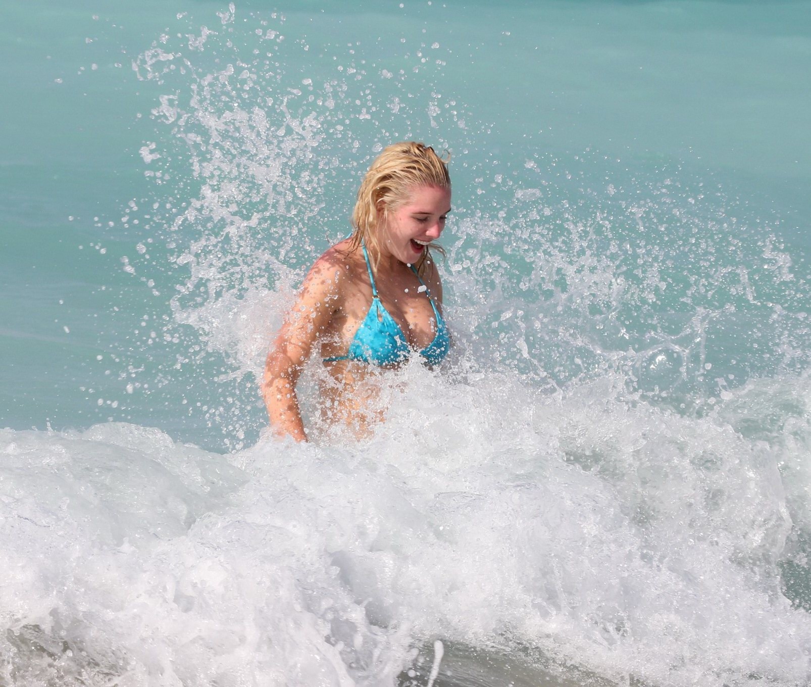 Helen Flanagan indossa un piccolo bikini azzurro su una spiaggia a Dubai
 #75236341