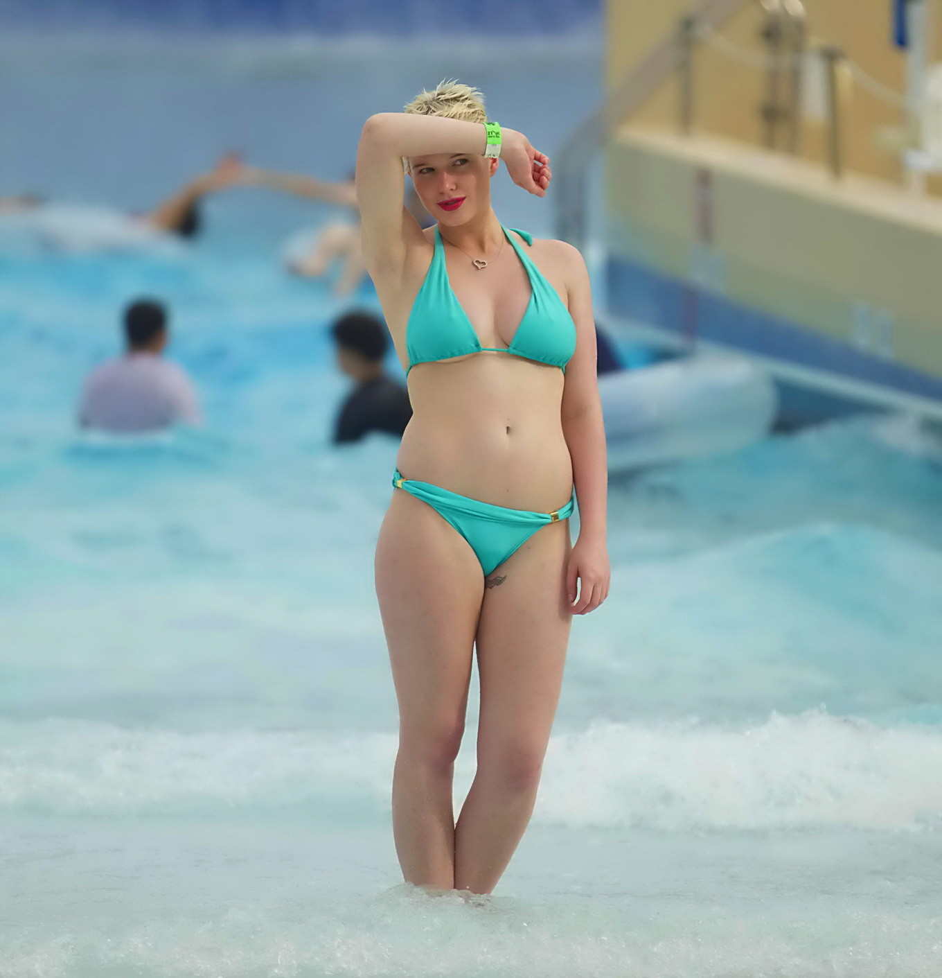 Helen Flanagan indossa un piccolo bikini azzurro su una spiaggia a Dubai
 #75236381