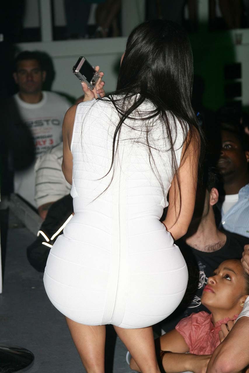 Kim Kardashian exposing fucking huge boobs and sexy ass on stage #75314702