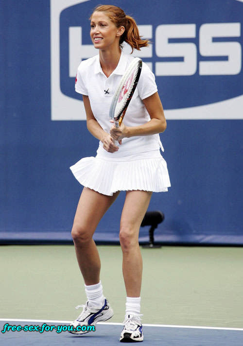 シャノン・エリザベス、毛深いマンコとおっぱいを見せながらテニスをする
 #75433060