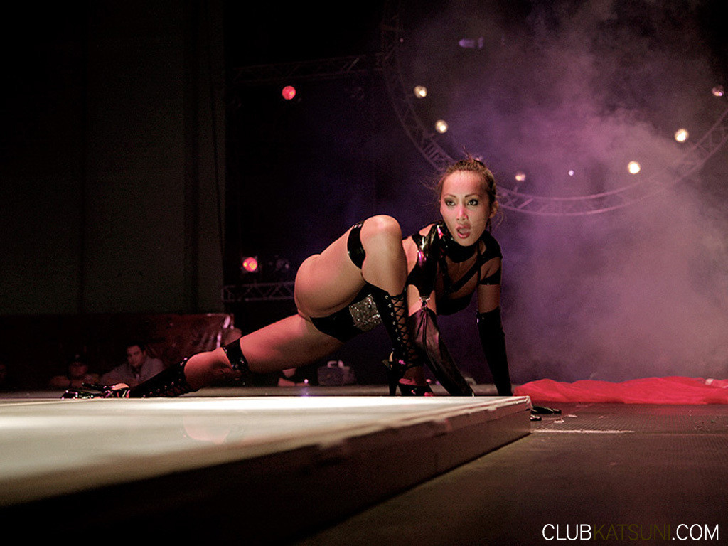 Katsuni firma dvds y baila en barra en una fiesta privada
 #69835389