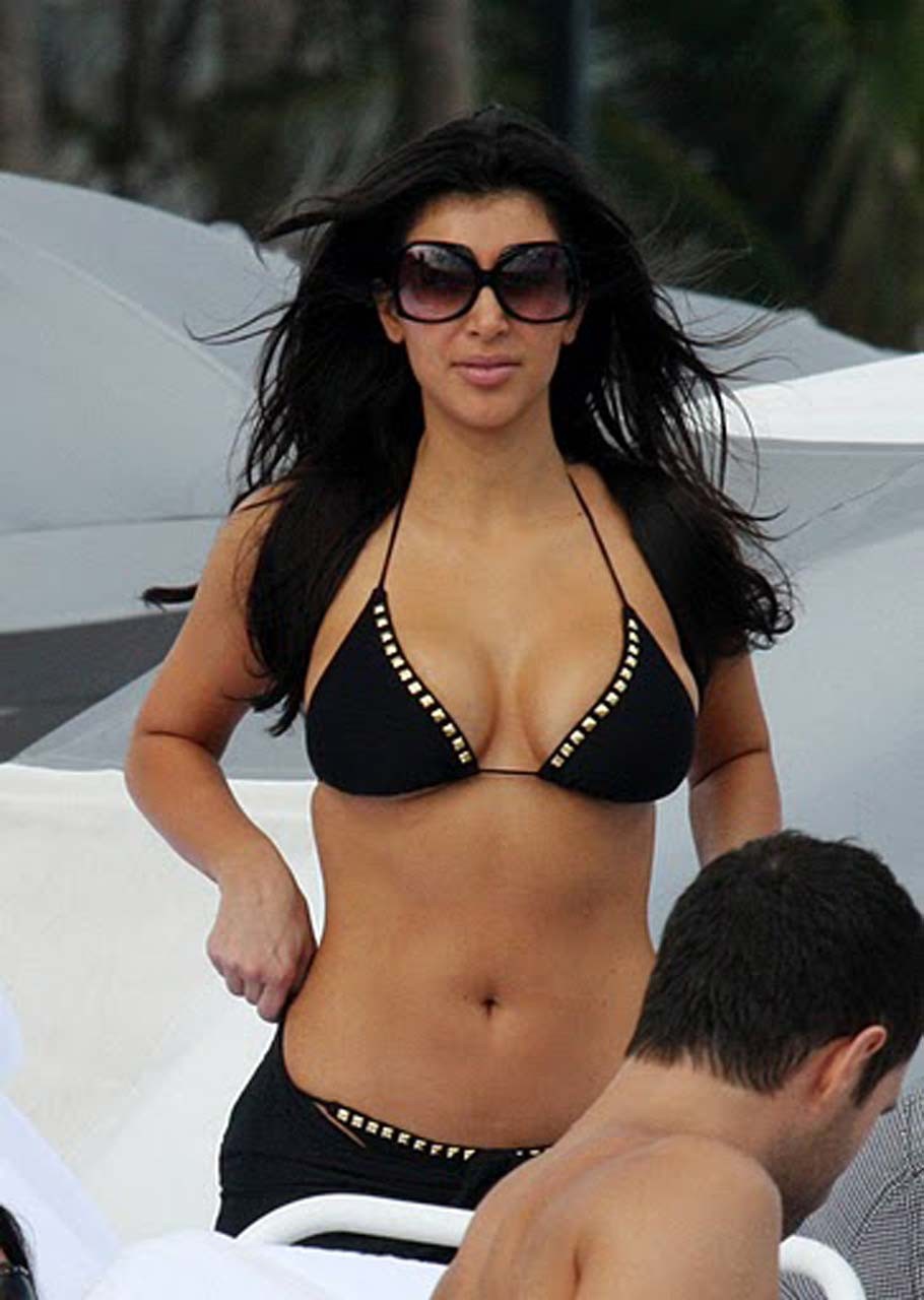 Kim Kardashian posing and showing her sexy body and huge boobs #75316295