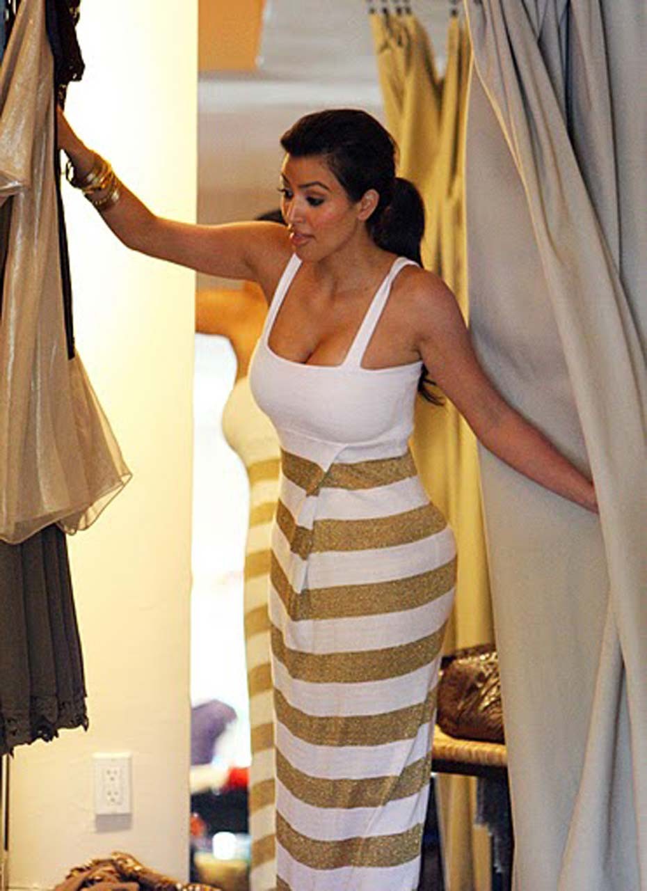 Kim kardashian posant et montrant son corps sexy et ses énormes seins
 #75316297