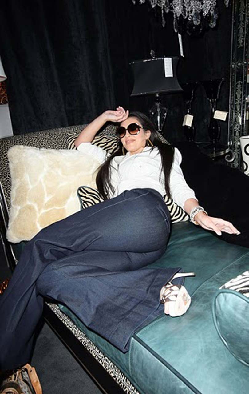Kim kardashian posant et montrant son corps sexy et ses énormes seins
 #75316298