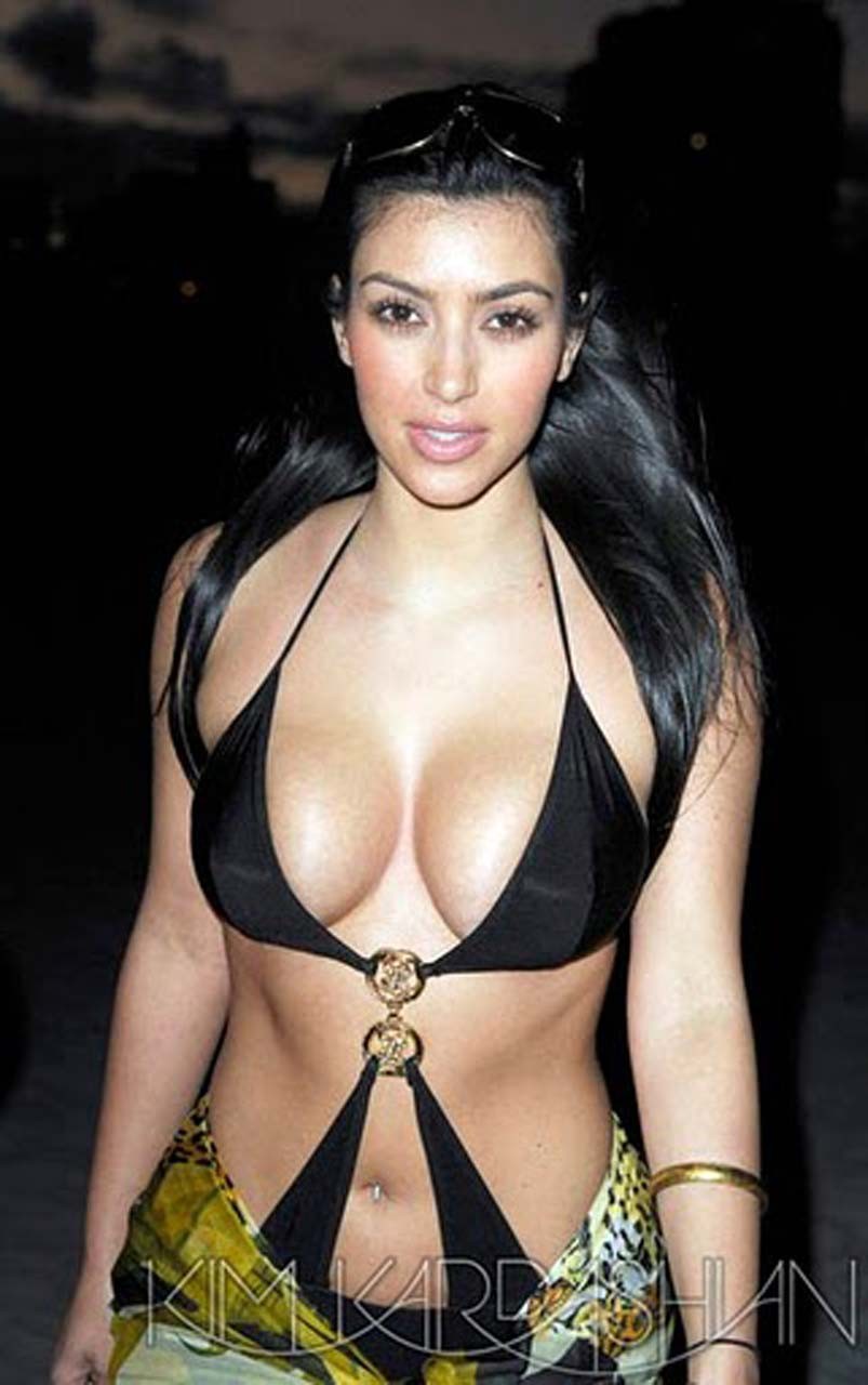 Kim kardashian posiert und zeigt ihren sexy Körper und riesige Brüste
 #75316303