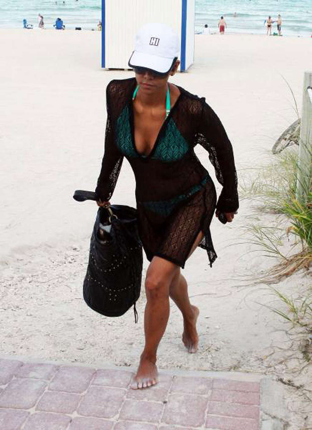Halle Berry exposant son corps sexy et son cul chaud en bikini sur la plage.
 #75347006