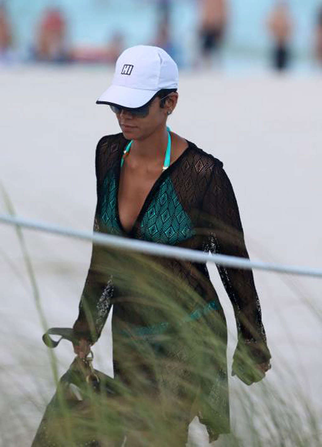 Halle Berry exposant son corps sexy et son cul chaud en bikini sur la plage.
 #75347035