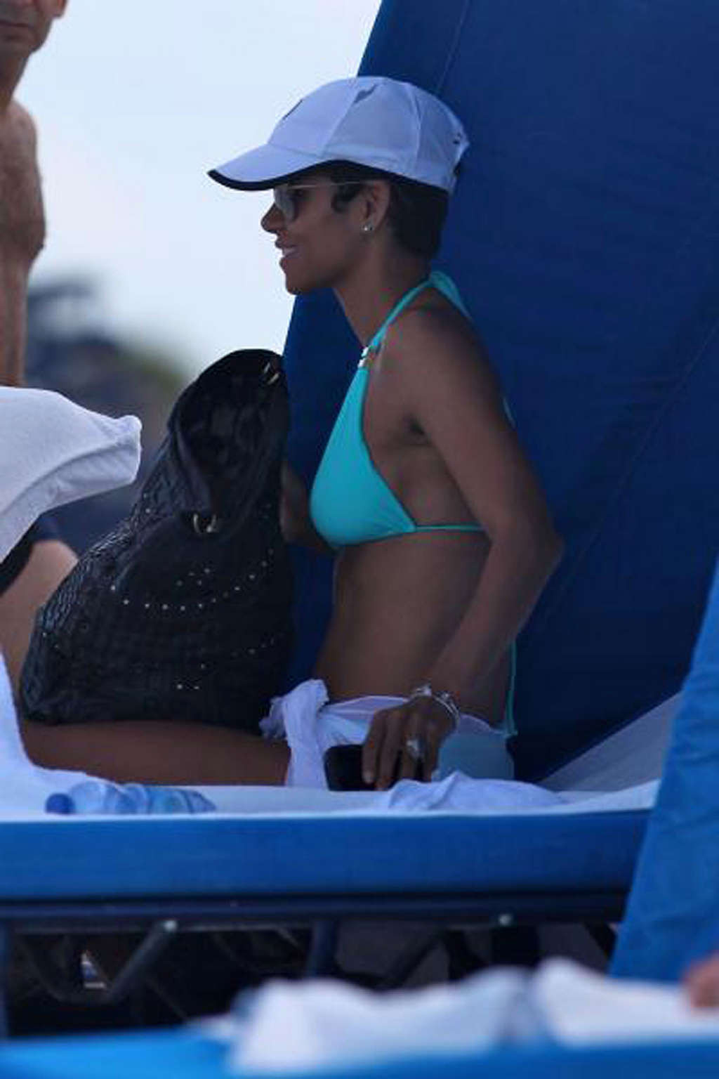 Halle berry entblößt ihren verdammt sexy Körper und heißen Arsch im Bikini am Strand
 #75347039