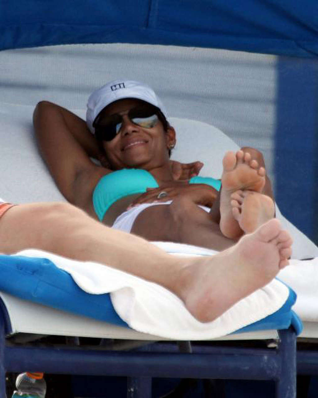 Halle Berry exposant son corps sexy et son cul chaud en bikini sur la plage.
 #75347049