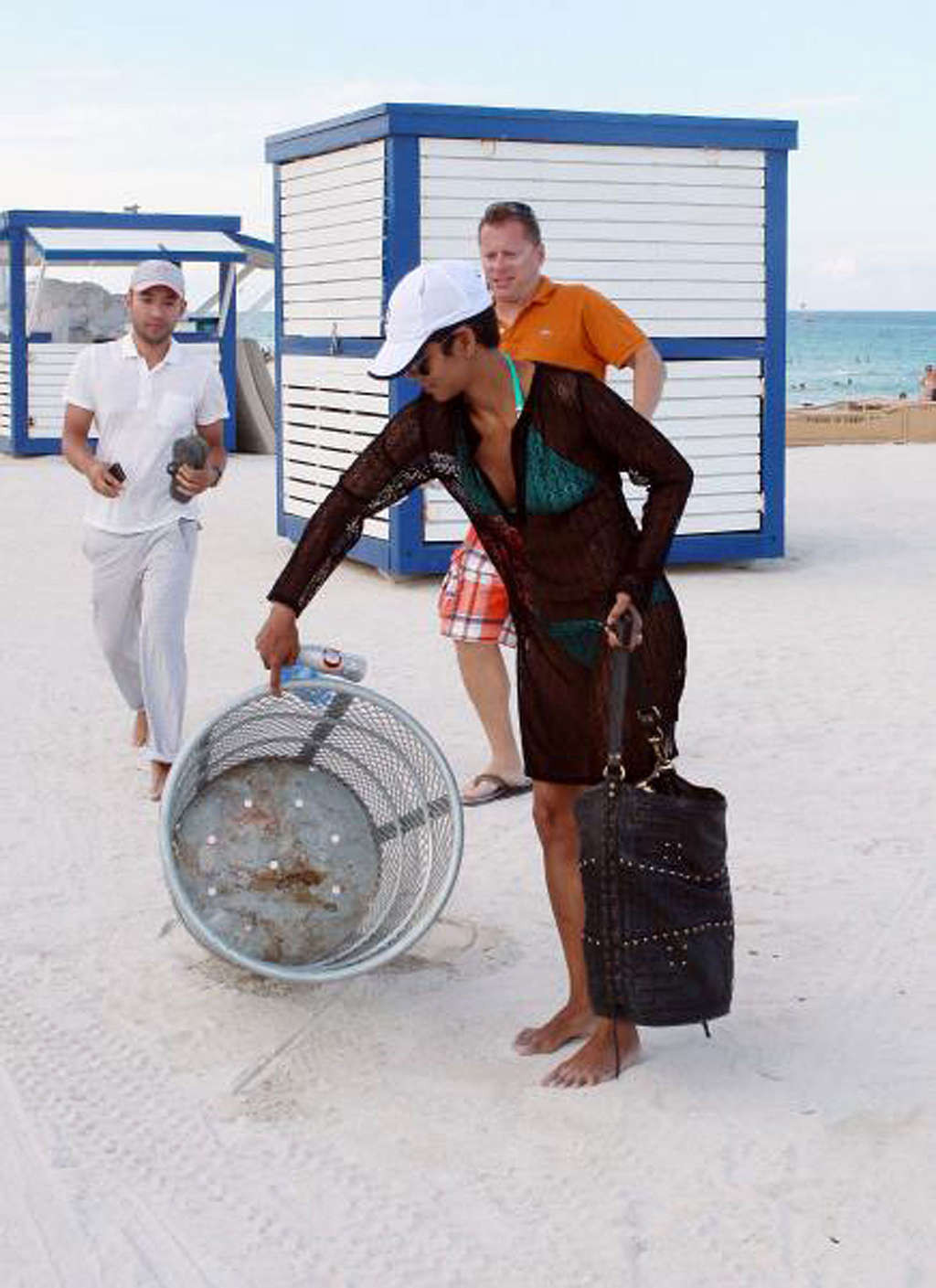 Halle berry entblößt ihren verdammt sexy Körper und heißen Arsch im Bikini am Strand
 #75347053