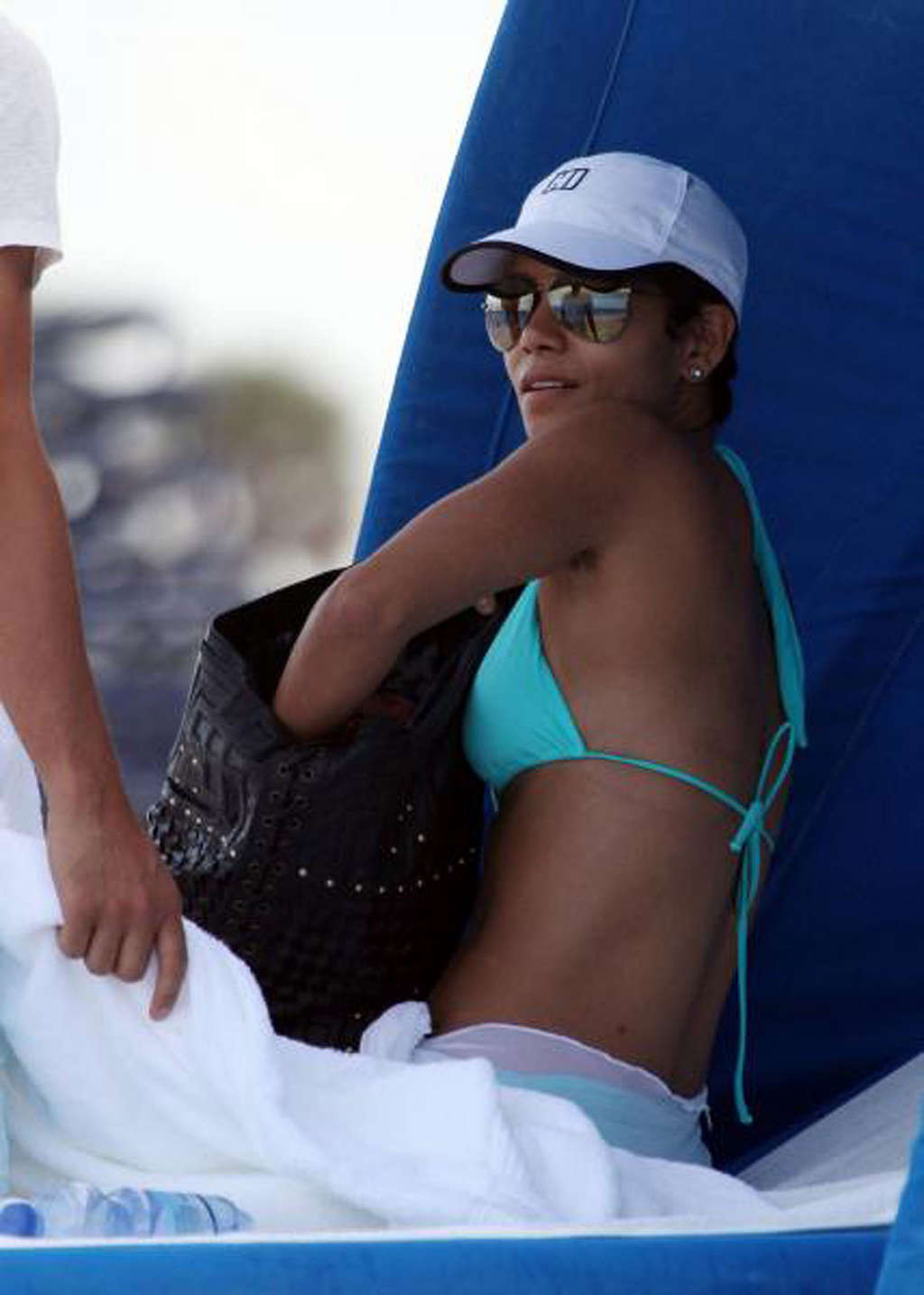 Halle berry entblößt ihren verdammt sexy Körper und heißen Arsch im Bikini am Strand
 #75347069