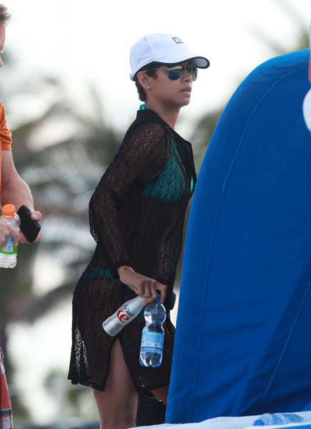 Halle Berry exposant son corps sexy et son cul chaud en bikini sur la plage.
 #75347089