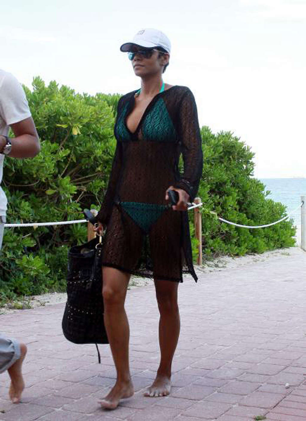 Halle Berry exposant son corps sexy et son cul chaud en bikini sur la plage.
 #75347096