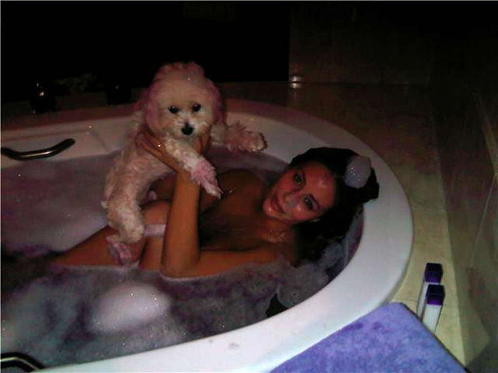 Aubrey oday posando y mostrando sus increíbles y enormes tetas
 #75361031