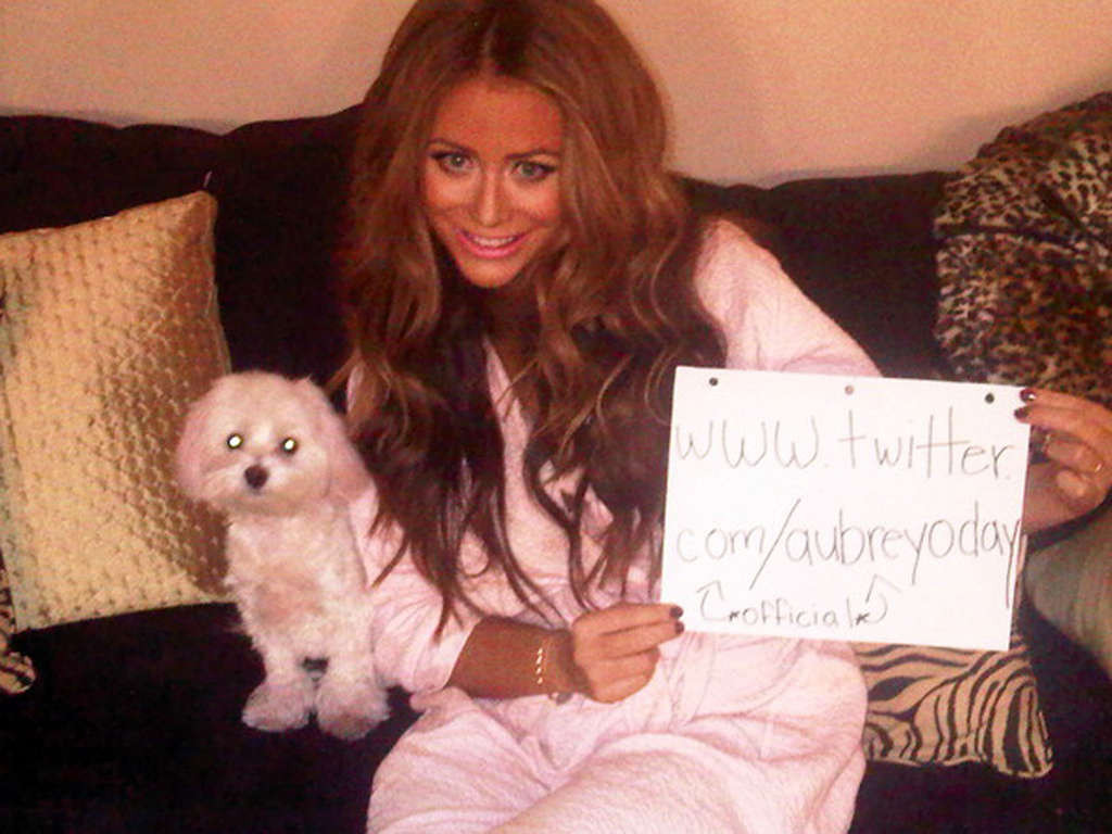 Aubrey oday posando y mostrando sus increíbles y enormes tetas
 #75361040