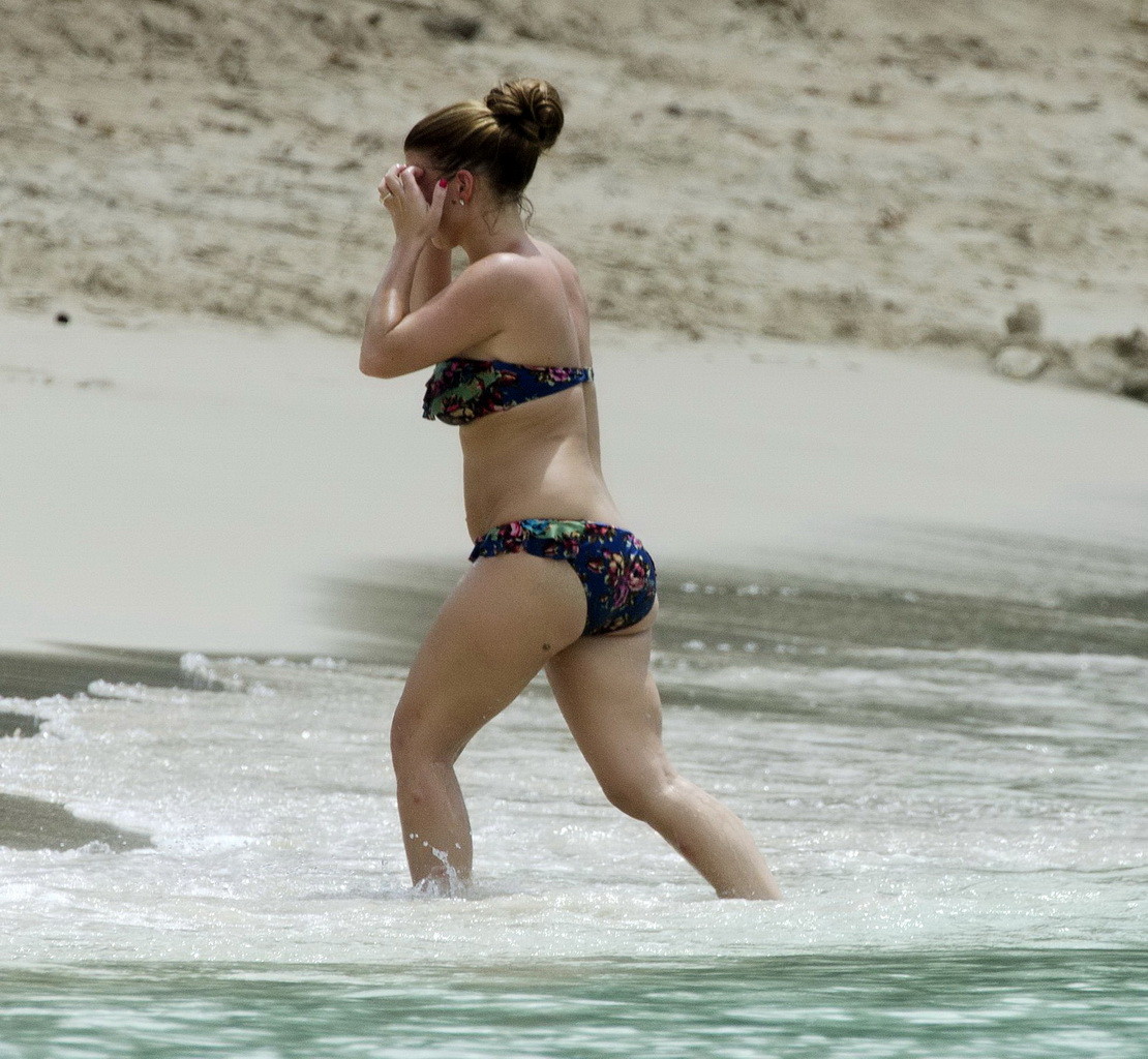 Coleen rooney che mostra il suo corpo grassoccio del bikini su una spiaggia in barbados
 #75216091