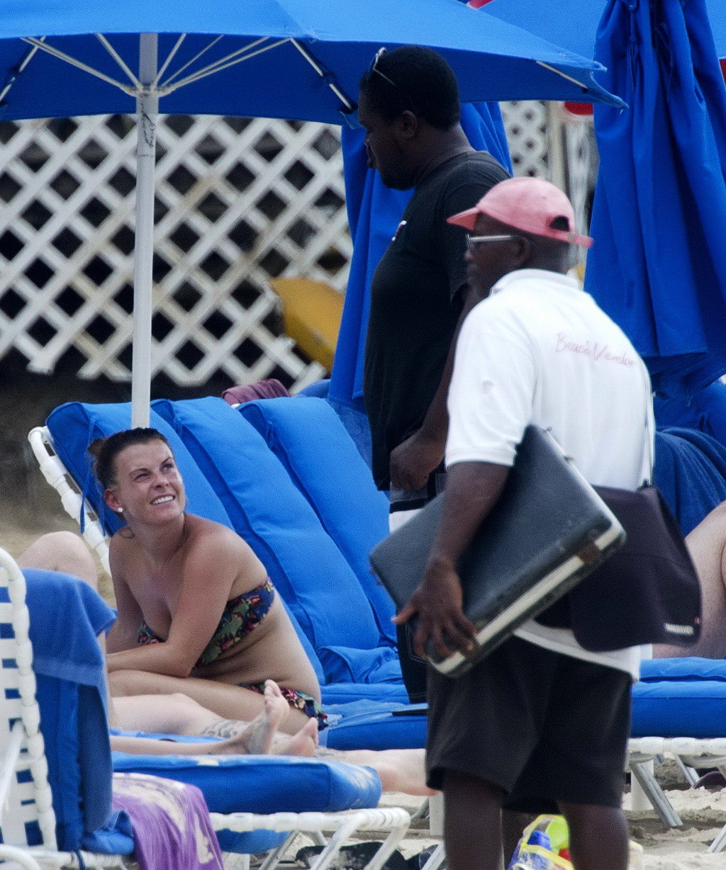 Coleen rooney exhibe son corps dodu en bikini sur une plage de la Barbade.
 #75216122