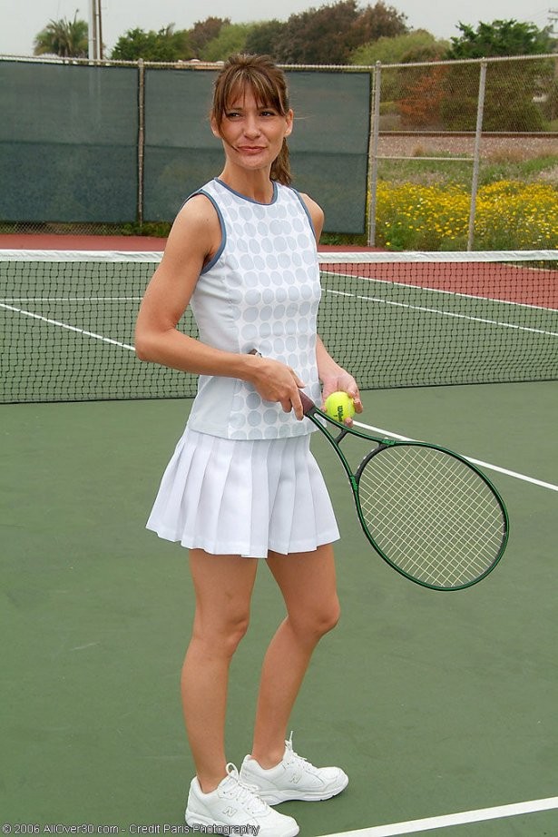 Sexy athletische Hausfrau spielt etwas nacktes Tennis
 #77736626