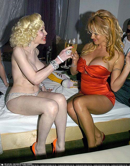 Pamela Anderson che espone il suo corpo nudo sexy e tette enormi
 #75287760