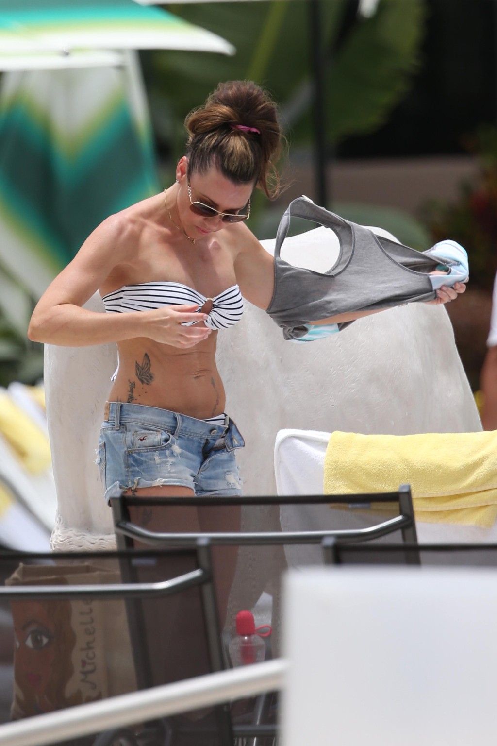 Michelle Heaton strippt im Bikini am Set einer Fitness-Show am Strand von Miami
 #75231091