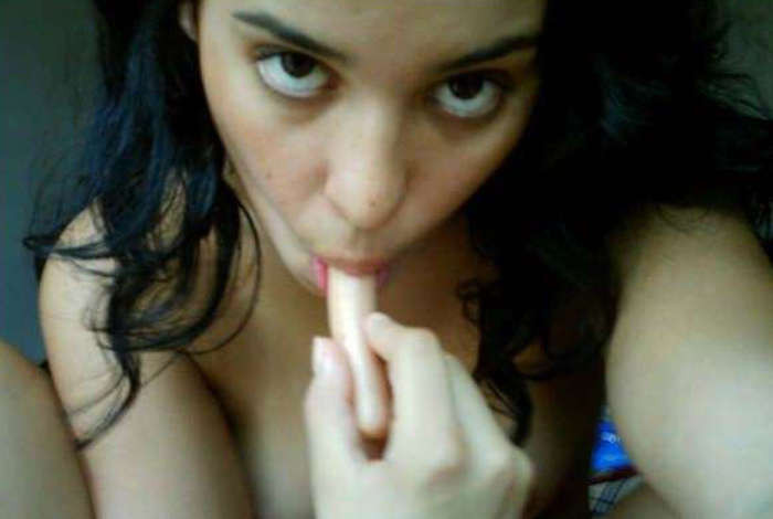 Fotos de una chica desnuda jugando con su coño
 #75783935