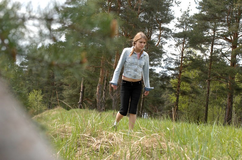 Teen gets filmed unknowingly while taking a piss in the woods #76579329