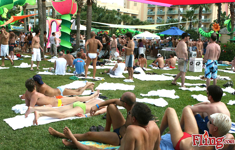 D'incroyables corps durs se partagent la piscine dans ces photos de baise dans une fête gay.
 #76903381