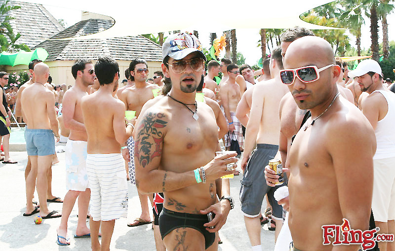 Cuerpos duros increíbles comparten la piscina en estas fotos calientes de la fiesta gay
 #76903409