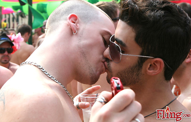D'incroyables corps durs se partagent la piscine dans ces photos de baise dans une fête gay.
 #76903413