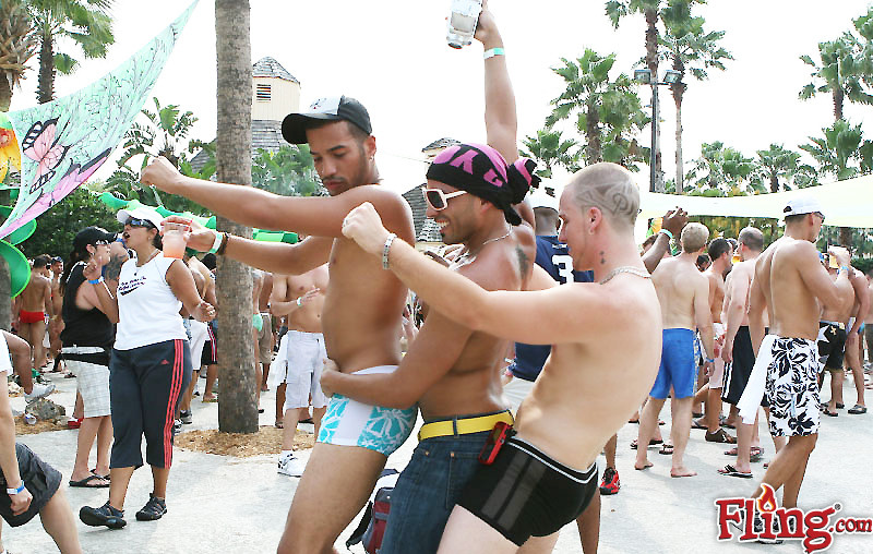 D'incroyables corps durs se partagent la piscine dans ces photos de baise dans une fête gay.
 #76903422