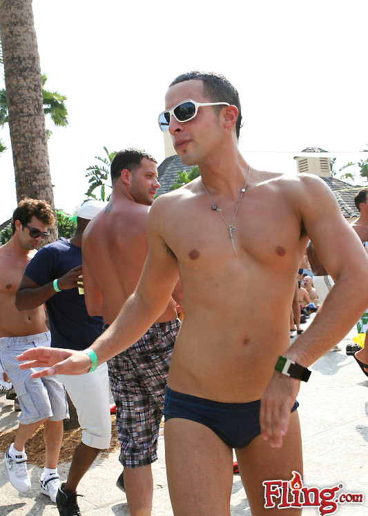 D'incroyables corps durs se partagent la piscine dans ces photos de baise dans une fête gay.
 #76903448