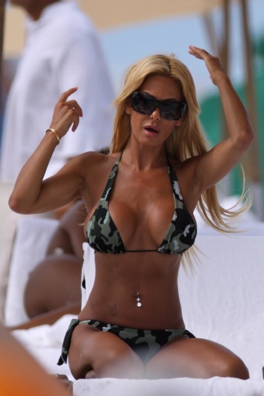 Shauna sand topless am Strand zeigt ihre Titten
 #75377761