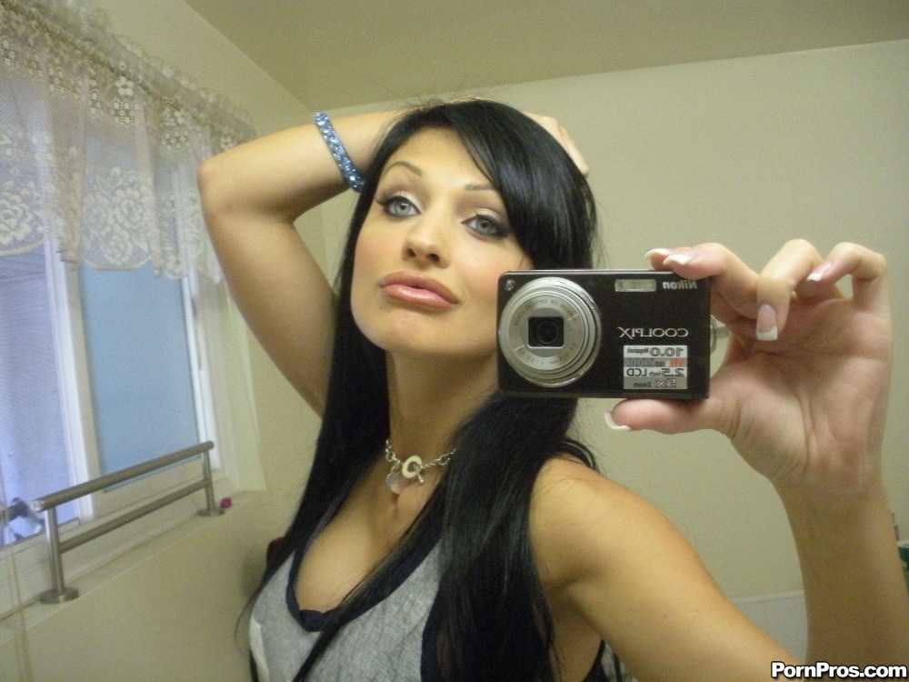 Belle petite amie brune prenant des photos dans le miroir
 #67573629