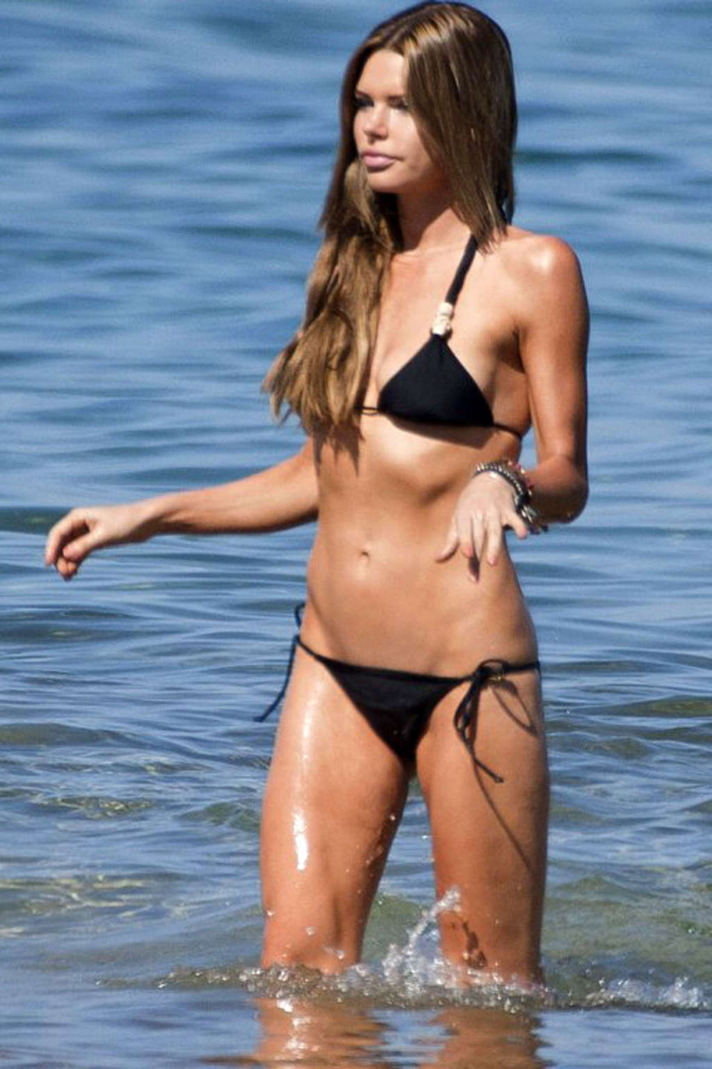 Sophie Monk montrant son corps sexy en bikini et son cul chaud sur la plage.
 #75335167